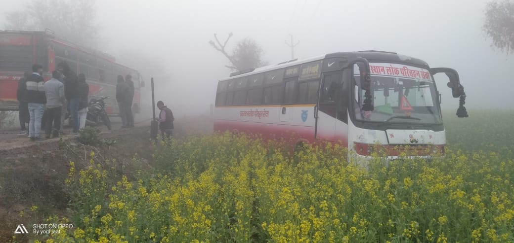 बीकानेर: ऊंटगाड़ी को बचाने के प्रयास में बस खेत में घुसी, बड़ा हादसा टला