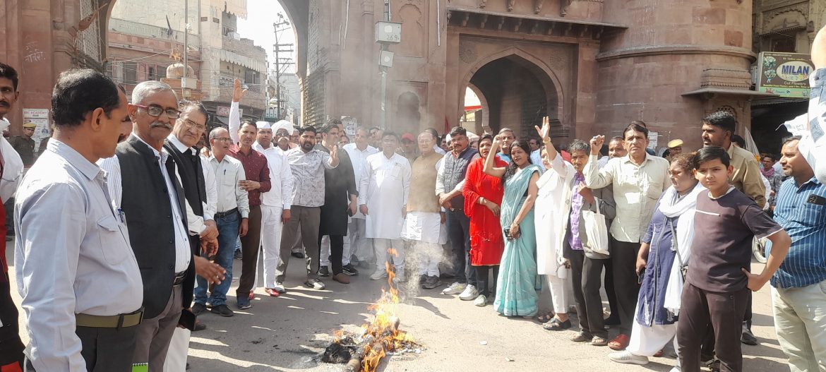 बीकानेर: गहलोत के बयान को लेकर कांग्रेस का फूटा गुस्सा, मुख्यमंत्री का पुतला फूंककर जताया विरोध